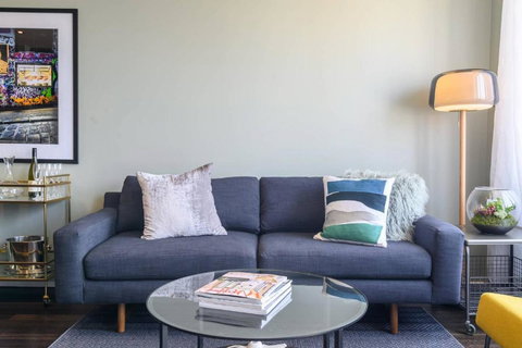 LUCY Stylish City Vibe & Views - Foster Accommodation 3