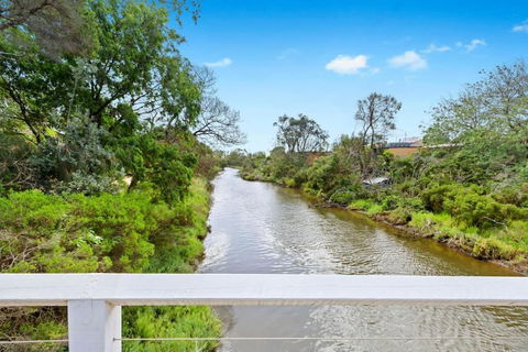 AMORE A Tranquil Retreat With Couples Spa - Foster Accommodation 5