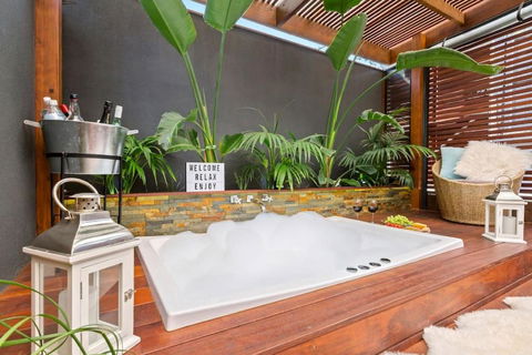 AMORE A Tranquil Retreat With Couples Spa - Foster Accommodation 6