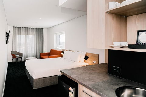 Tom's Court Hotel - Foster Accommodation 6