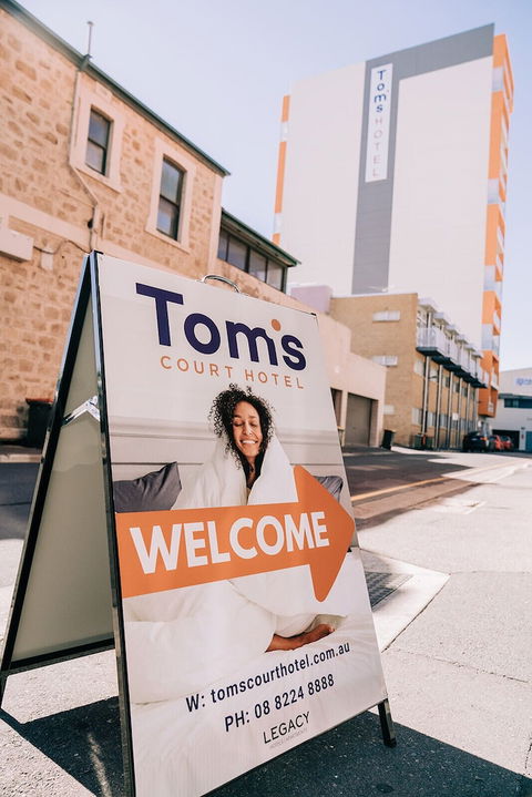 Tom's Court Hotel - Foster Accommodation 2