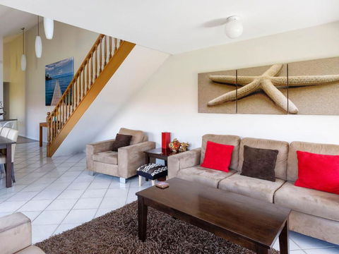 One Street From Main Beach - Foster Accommodation 3