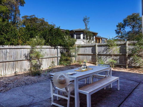 Hit The Beach - Foster Accommodation 5