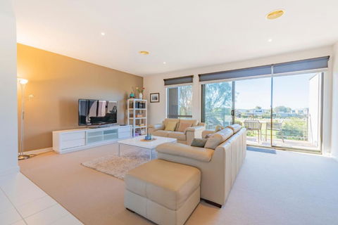 Stylish 3 Bedroom Condo - Foster Accommodation 2