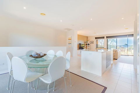 Stylish 3 Bedroom Condo - Foster Accommodation 1