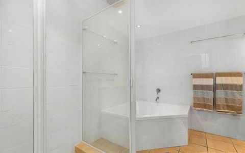 Apartment 5 Commodore - Foster Accommodation 6