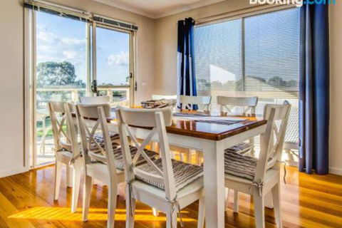 At The Beach - Foster Accommodation 3