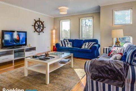 At The Beach - Foster Accommodation 5