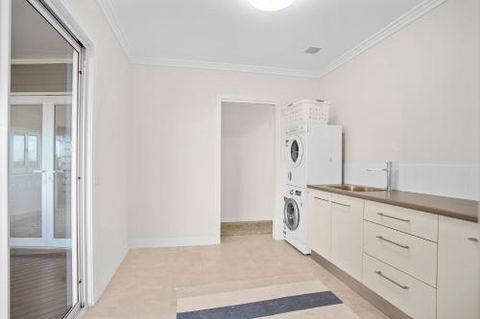 Coastal Retreat - Foster Accommodation 6