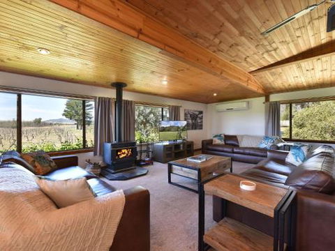 Soldiers Cottage Picturebook Vineyard Home - Foster Accommodation 5