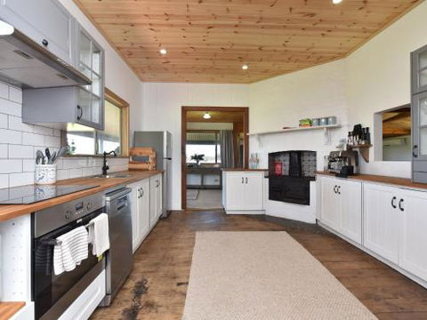 Soldiers Cottage Picturebook Vineyard Home - Foster Accommodation 1