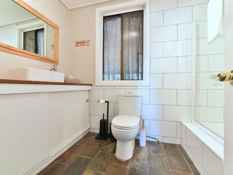 Soldiers Cottage Picturebook Vineyard Home - Foster Accommodation 3