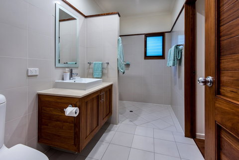 Iluka Luxury House With Ocean Views On Half Acre With Pool And Two Golf Buggies - Foster Accommodation 5