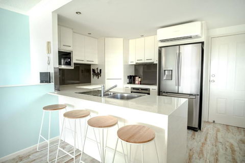 Coolum Beach 3 Level Townhouse Private Rooftop Terrace Spa Overlooking Mount Coolum - Foster Accommodation 3