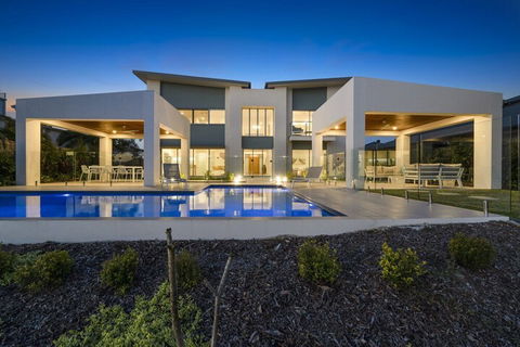 Luxury Canal Front Holiday House Raptor Pde Banksia Beach - Foster Accommodation 0