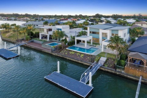 Luxury Canal Front Holiday House Raptor Pde Banksia Beach - Foster Accommodation 1