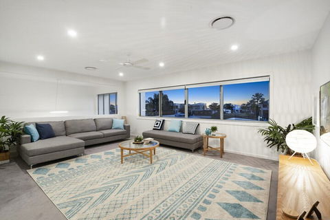 Luxury Canal Front Holiday House Raptor Pde Banksia Beach - Foster Accommodation 6