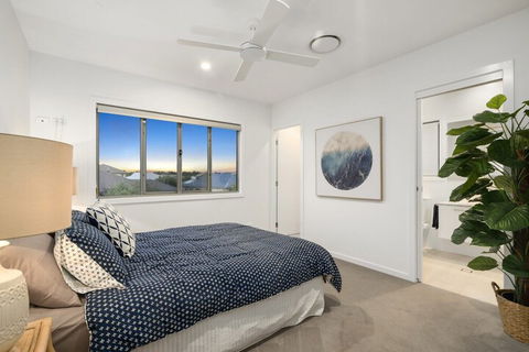 Luxury Canal Front Holiday House Raptor Pde Banksia Beach - Foster Accommodation 3