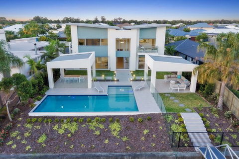 Luxury Canal Front Holiday House Raptor Pde Banksia Beach - Foster Accommodation 2