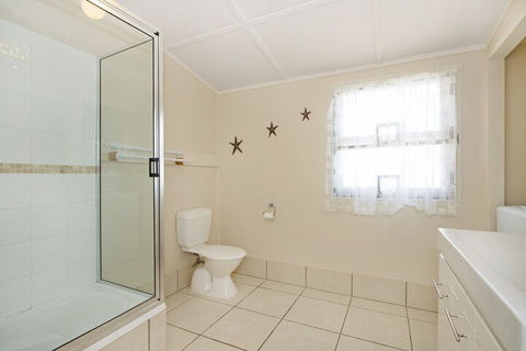 Close To Water Restaurants & Clubs Toorbul St. Bongaree - Foster Accommodation 6