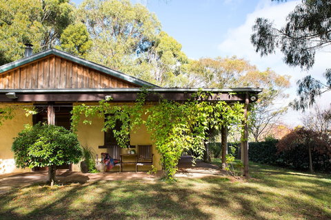 Italian Hill Garden Villa - Foster Accommodation 1