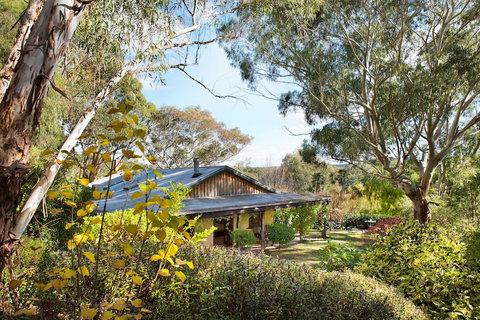 Italian Hill Garden Villa - Foster Accommodation 2