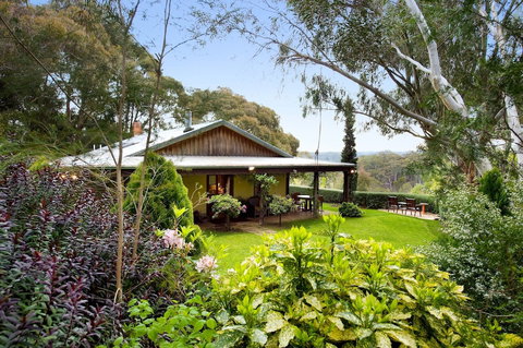Italian Hill Garden Villa - Foster Accommodation 0