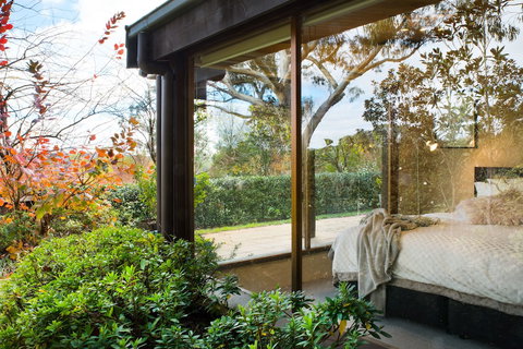 Italian Hill Garden Villa - Foster Accommodation 4