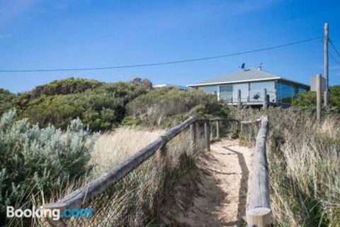 Anchor Beachfront Retreat - Foster Accommodation 2