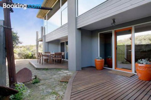 Anchor Beachfront Retreat - Foster Accommodation 5