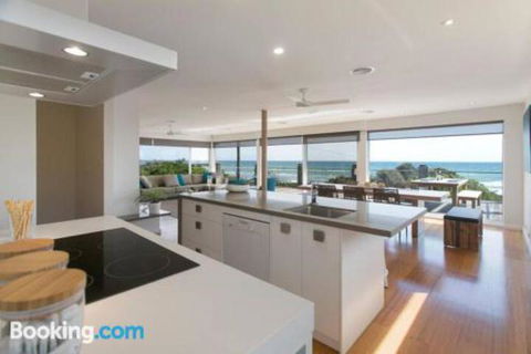 Anchor Beachfront Retreat - Foster Accommodation 1