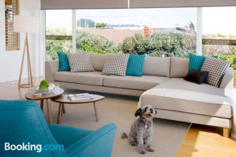 Anchor Beachfront Retreat - Foster Accommodation 6