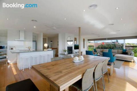 Anchor Beachfront Retreat - Foster Accommodation 4