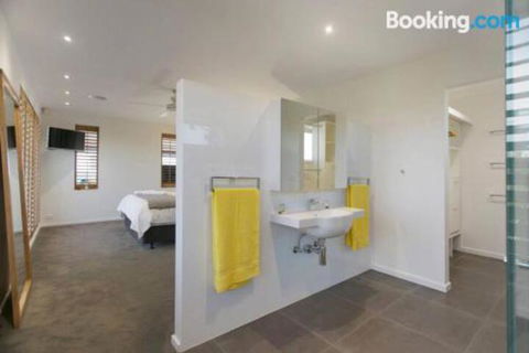 Anchor Beachfront Retreat - Foster Accommodation 3