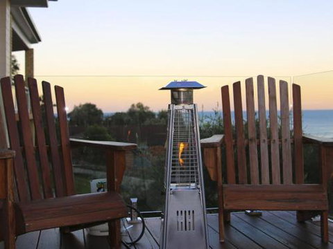 WHALE WATCH FOR FOUR Gerringong 4pm Check Out Sundays - Foster Accommodation 0