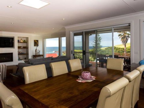 WHALE WATCH FOR FOUR Gerringong 4pm Check Out Sundays - Foster Accommodation 4