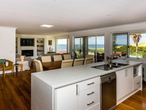 WHALE WATCH FOR FOUR Gerringong 4pm Check Out Sundays - Foster Accommodation 1