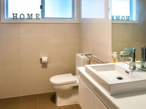 WHALE WATCH FOR FOUR Gerringong 4pm Check Out Sundays - Foster Accommodation 6