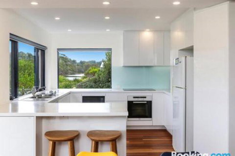 Beachfront Delight 14b Bareena Avenue - Foster Accommodation 4