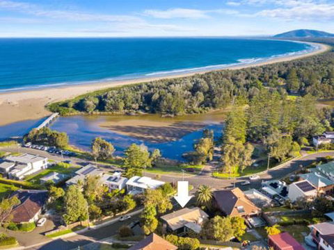 BOMBORA Gerroa 4pm Check Out Sundays - Foster Accommodation 0