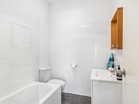 BOMBORA Gerroa 4pm Check Out Sundays - Foster Accommodation 6
