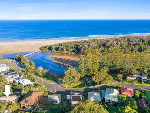 BOMBORA Gerroa 4pm Check Out Sundays - Foster Accommodation 1