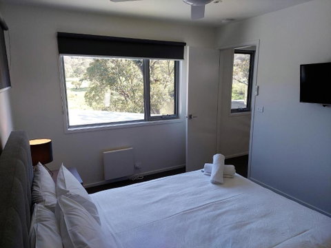 Iron Bark Chalet - Foster Accommodation 1