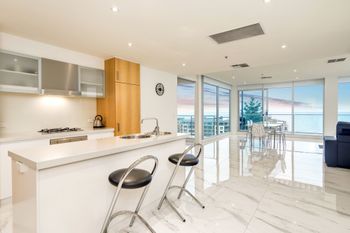 Penthouse Liberty Towers - Foster Accommodation 3