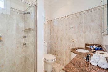 Spacious 4 Bedroom House The Hill - Foster Accommodation 1