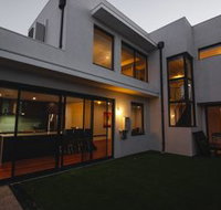 South Beach Pool Home - Foster Accommodation