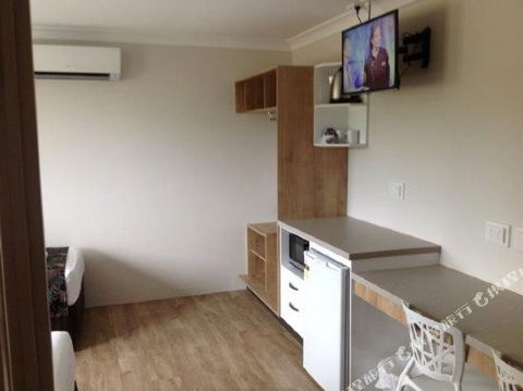 BEST WESTERN CASTLE LODGE MOTEL - Foster Accommodation 0