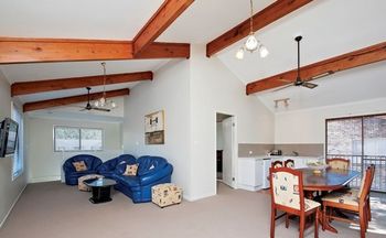 Little Beach House 8 Mistral Close - Foster Accommodation 2