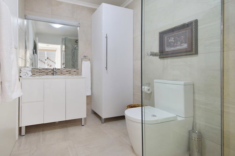 Villa 1 Lazy Days - Foster Accommodation 6