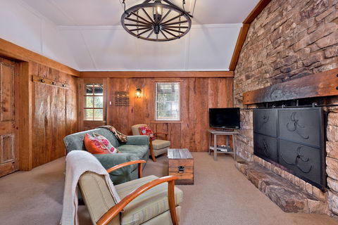 Crackenback Cottage 1884 - Foster Accommodation 1